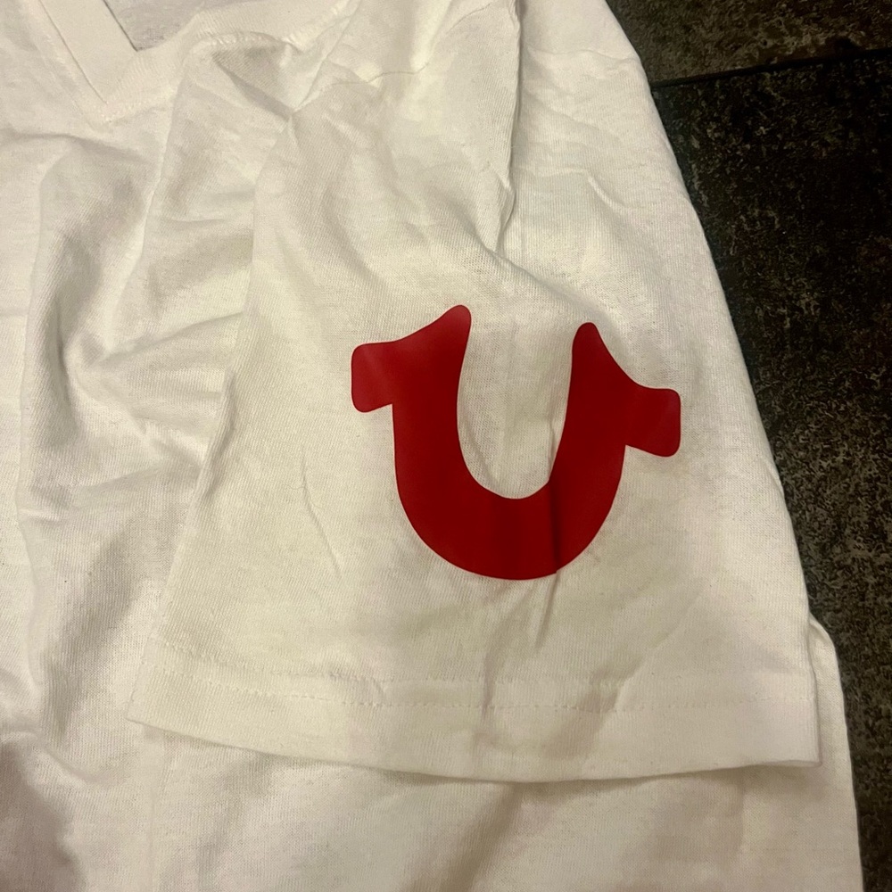 Sara* New! True Religion White V-neck T-Shirt with Red Metallic Horseshoe - Picture 5 of 5